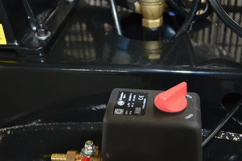 Вертикальный бак с приводом двигателя 3065 поршневой воздушный компрессор 4