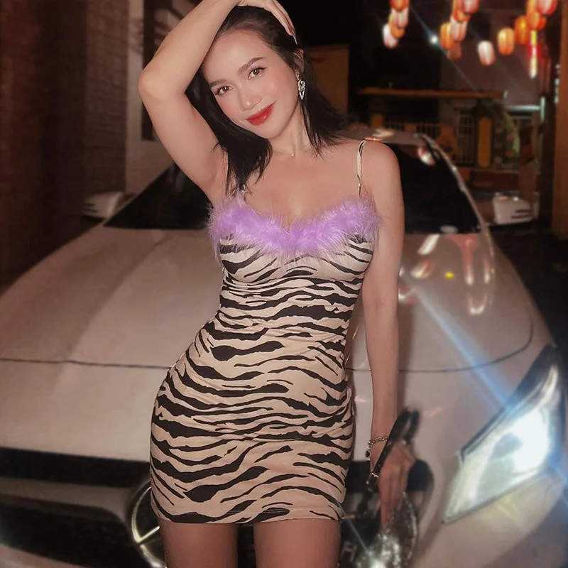 

Женское летнее Мини-Платье с принтом зебры, открытой спиной и перьями