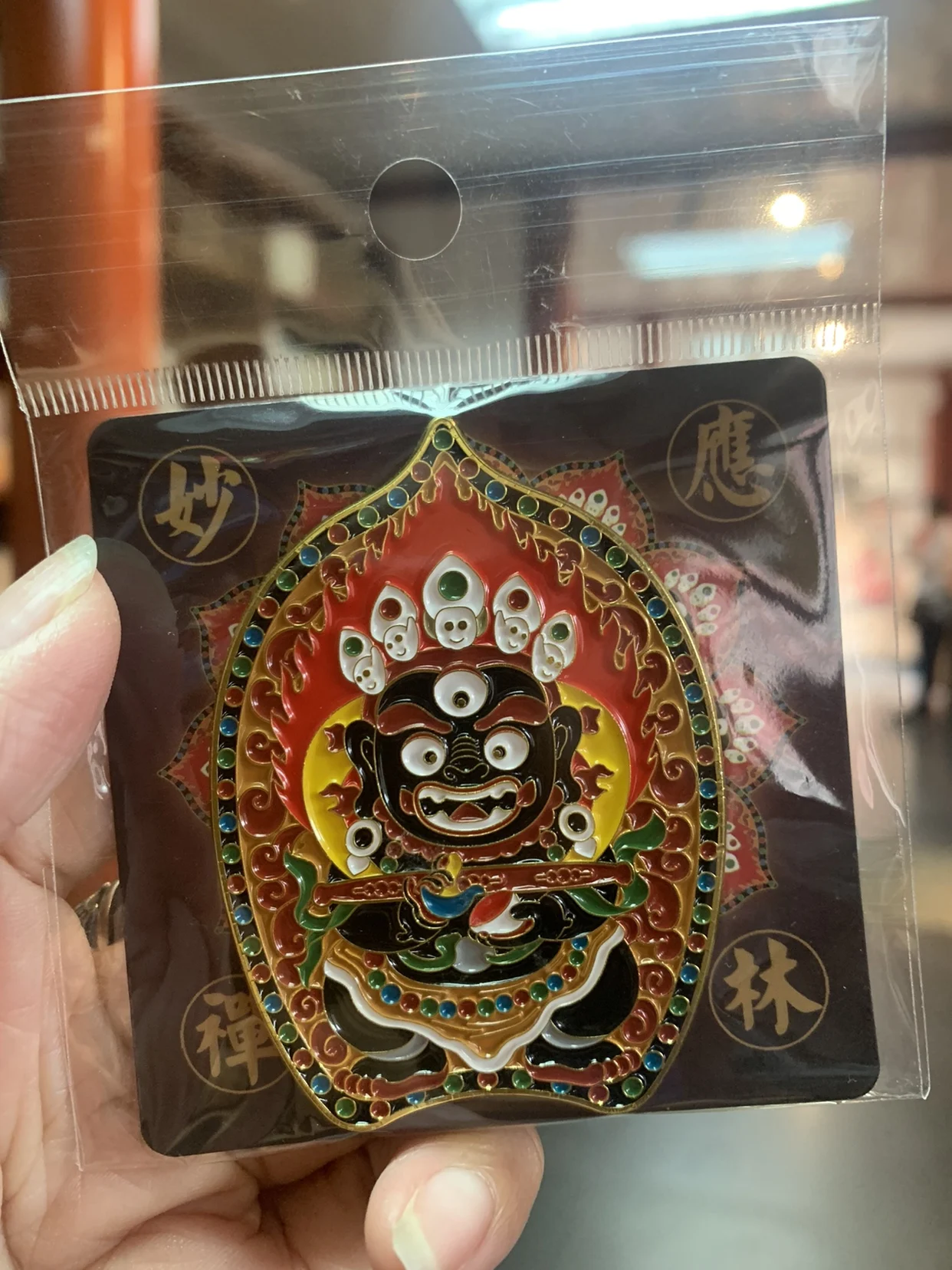 Наклейка на холодильник с золотой крылатой птицей большой черный нос слона