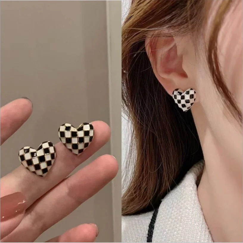 

2022 Vintage Love Heart Black White Checkerboard Stud Earrings for Women Aesthetic Party Gifts Pendientes Mujer серьги