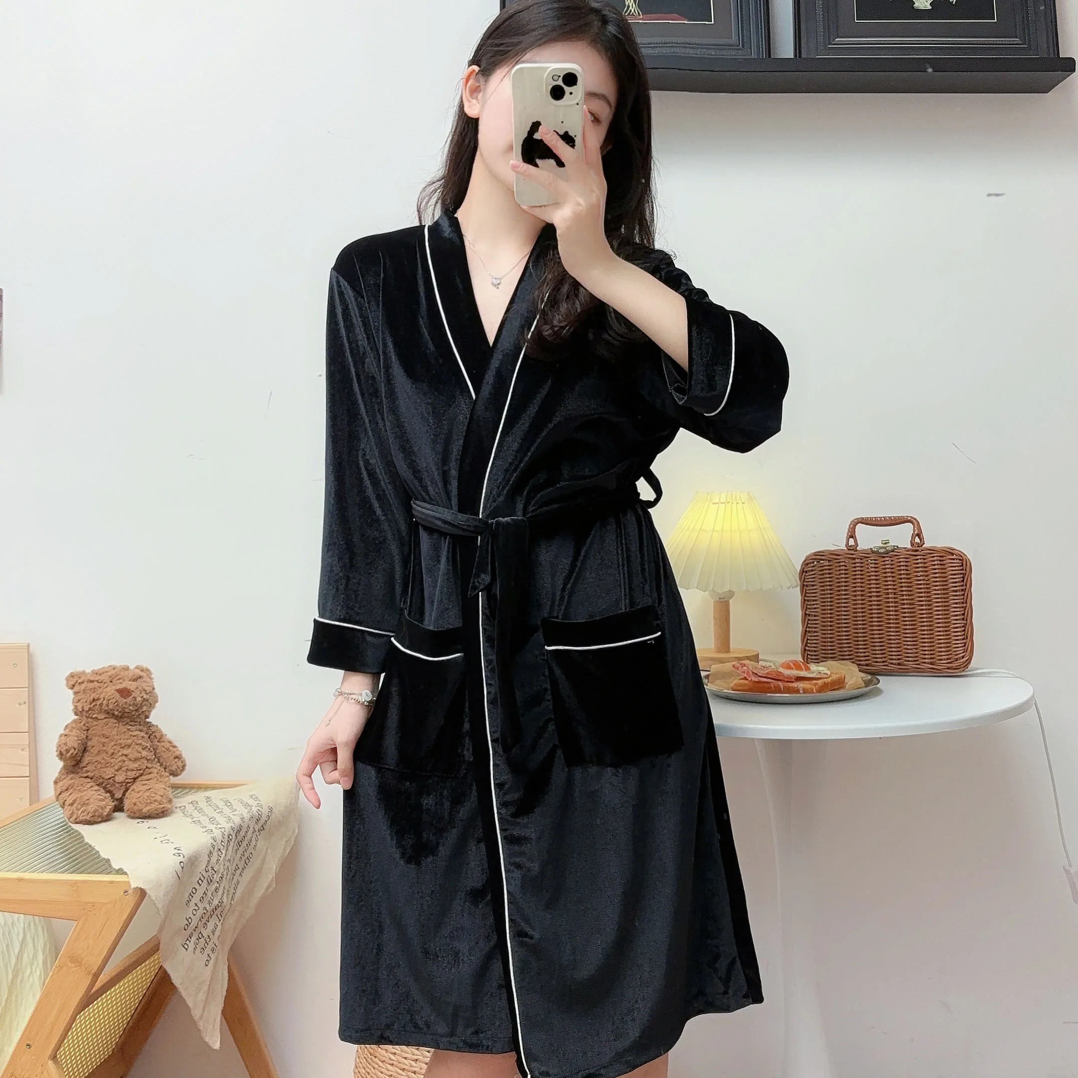 Женский халат черного цвета