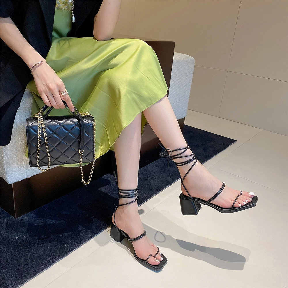 

Сандалии женские на высоком квадратном каблуке, модные элегантные босоножки с застежкой, с узкими ремешками, со шнуровкой, цвет черный/белый, размеры 39