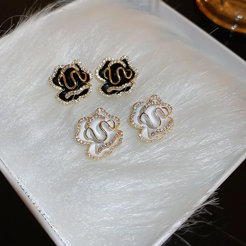 

Minar Korean Fashion White Black Color Enamel Flower Petal Drop Earrings for Women Spark CZ Zircon Twisted Floral Earring 2022