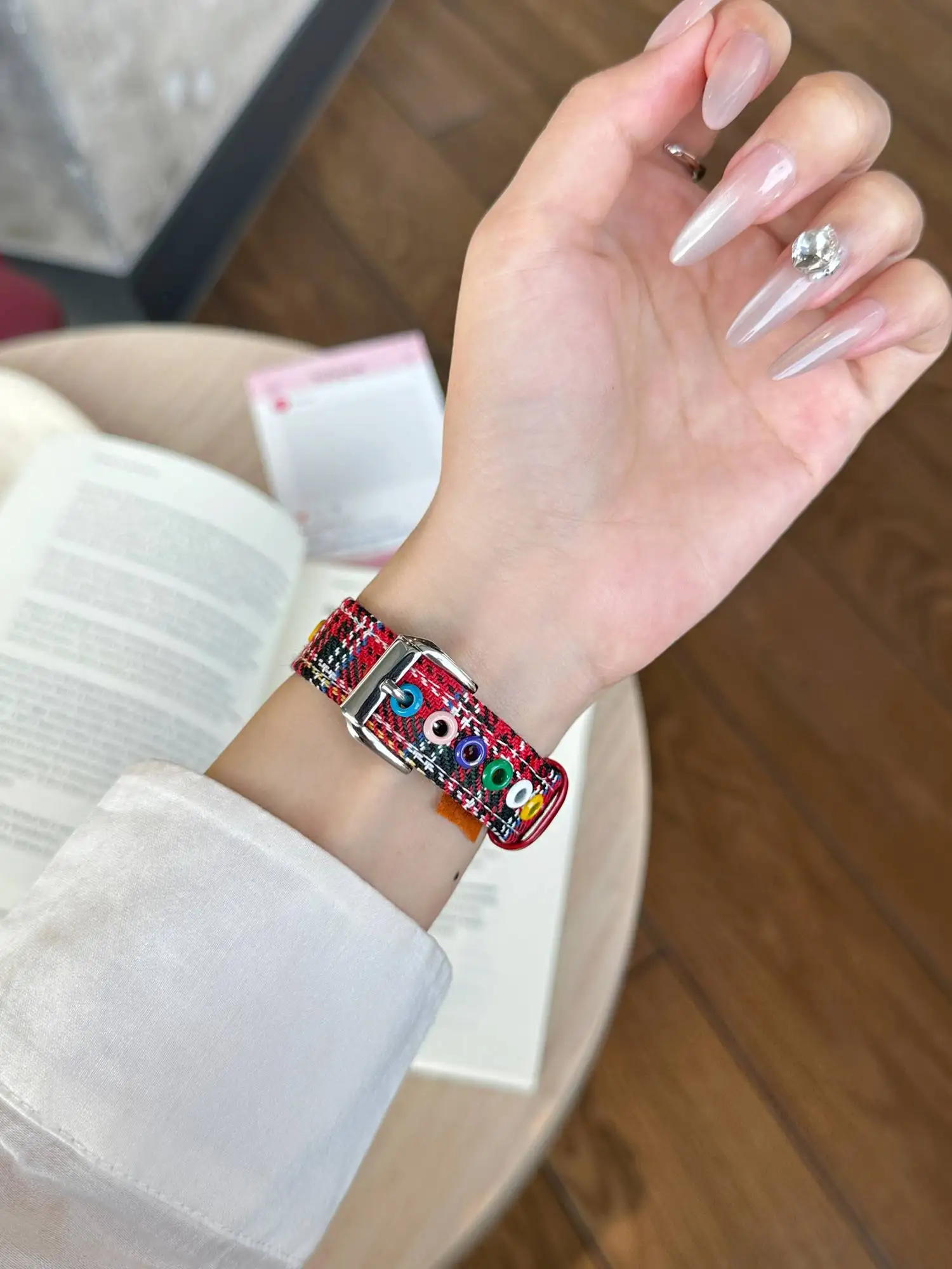Фото Популярный кожаный ремешок с цветочным декором для Apple Watch, женский, 44 мм, 40, 45, 41, 49, 42, 38, серии 11, 10, 9, 8, SE, 7, 6, 5, 4, 3. №5