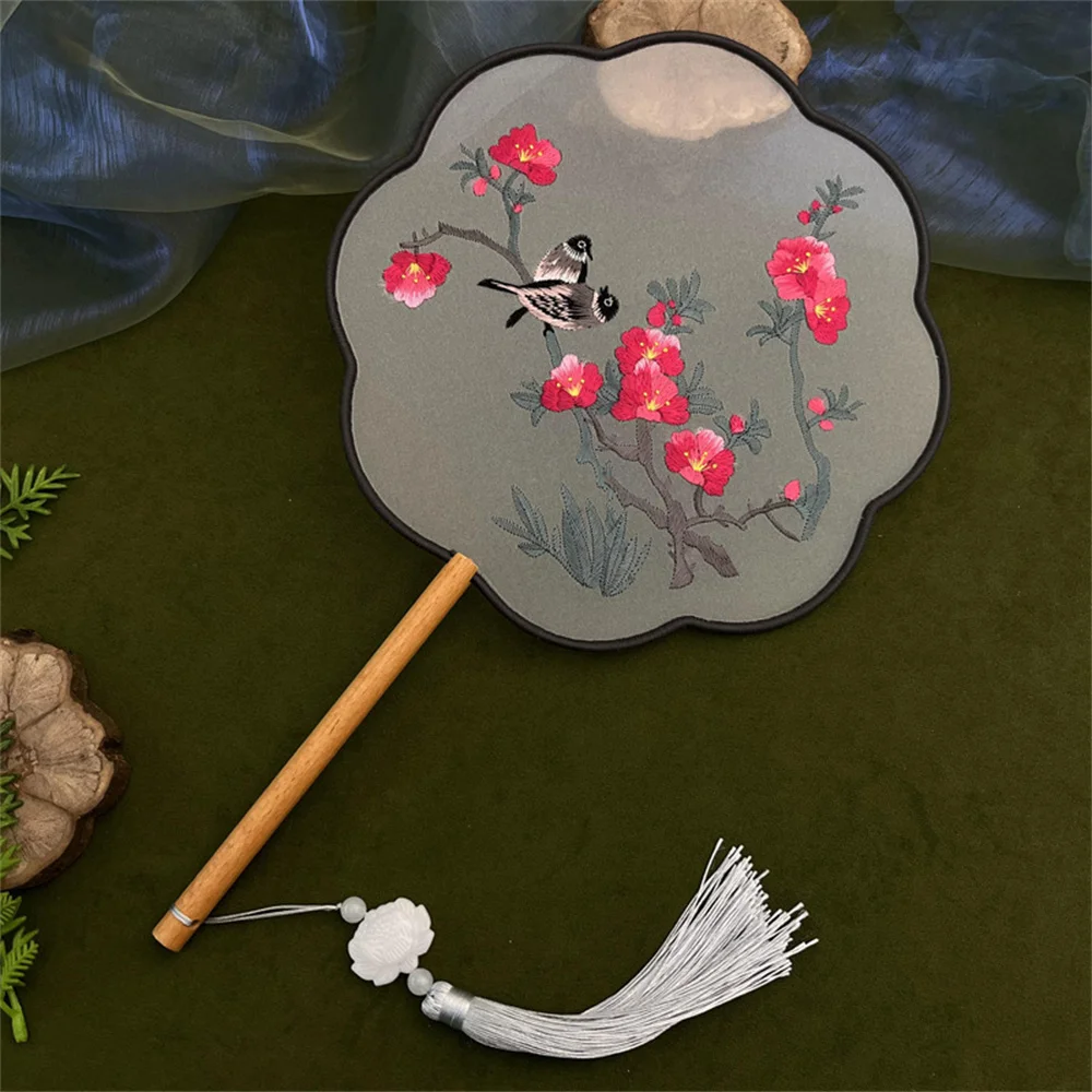 

Шелковый веер с цветочной вышивкой