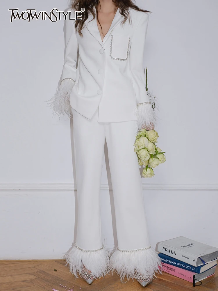

Женский костюм с перьями TWOTWINSTYLE, весенний костюм с отложным воротником, длинными рукавами, высокой талией и брюками