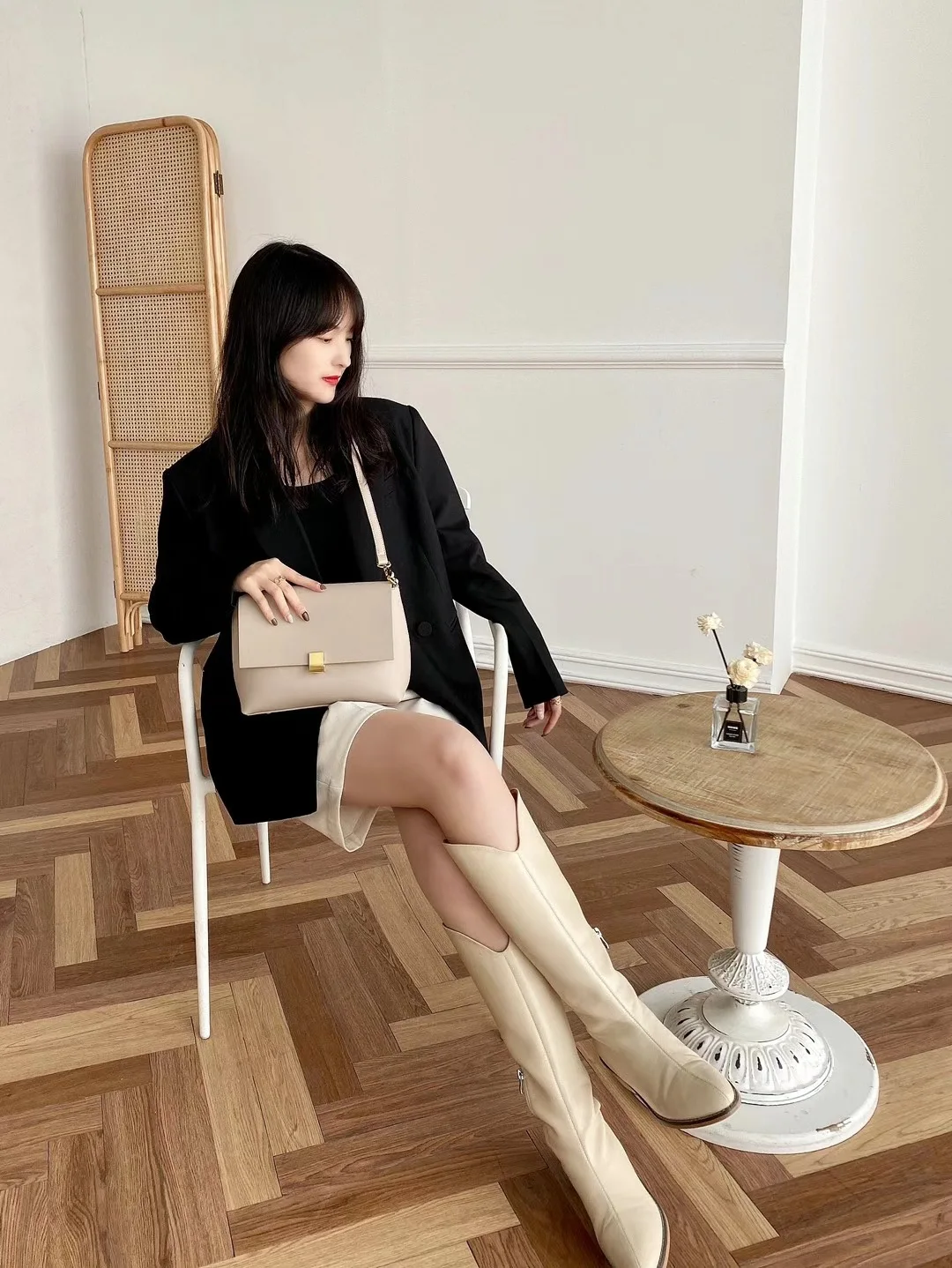 Простая мягкая женская сумка на плечо из воловьей кожи с замком элегантная