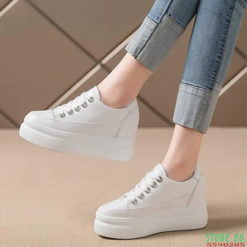 

Женские кроссовки, новинка 2023, повседневная женская обувь, удобные дышащие белые туфли на платформе и каблуке 8 см, увеличивающие рост