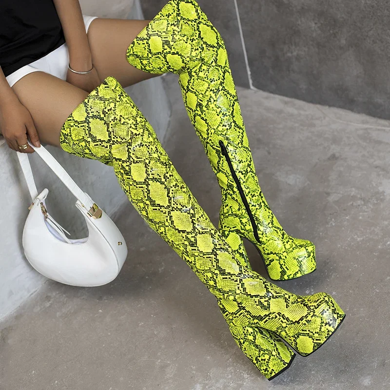 Женские подиумные сапоги выше колена со змеиным узором больших размеров на очень