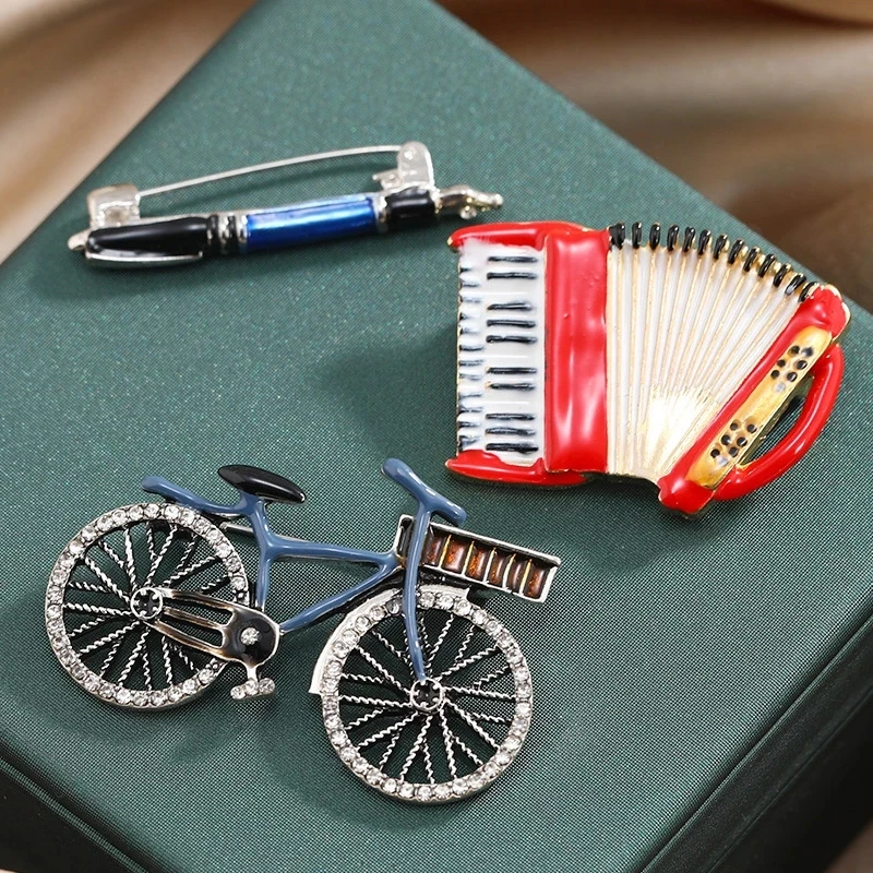 

Famous Designer Retro Design Creative Bicycle Pen Accordion Brooches Men Women Children Clothing Coats Brooch Pins Corsage