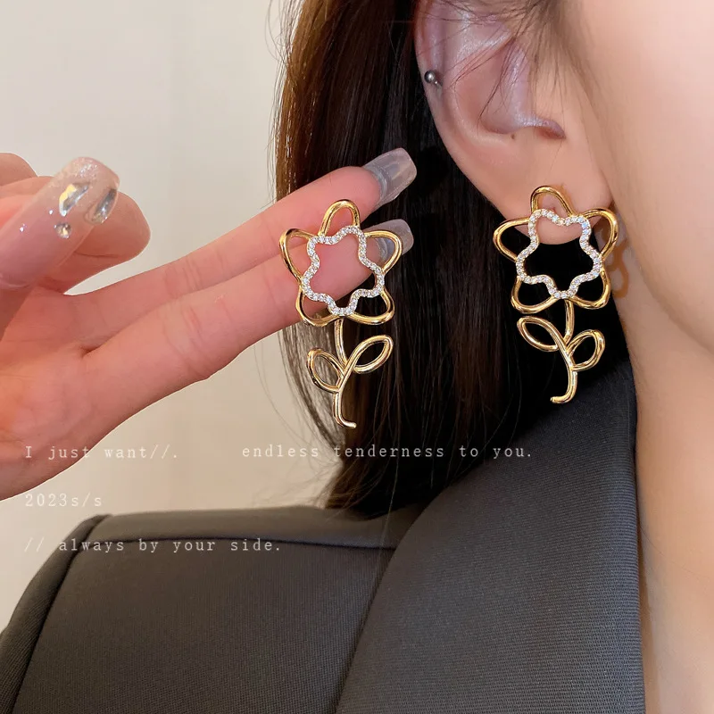 

Real Gold Plating Silver Needle Metal Wind Hollow Zircon Flower Earrings Personality Design Sense Fashion New