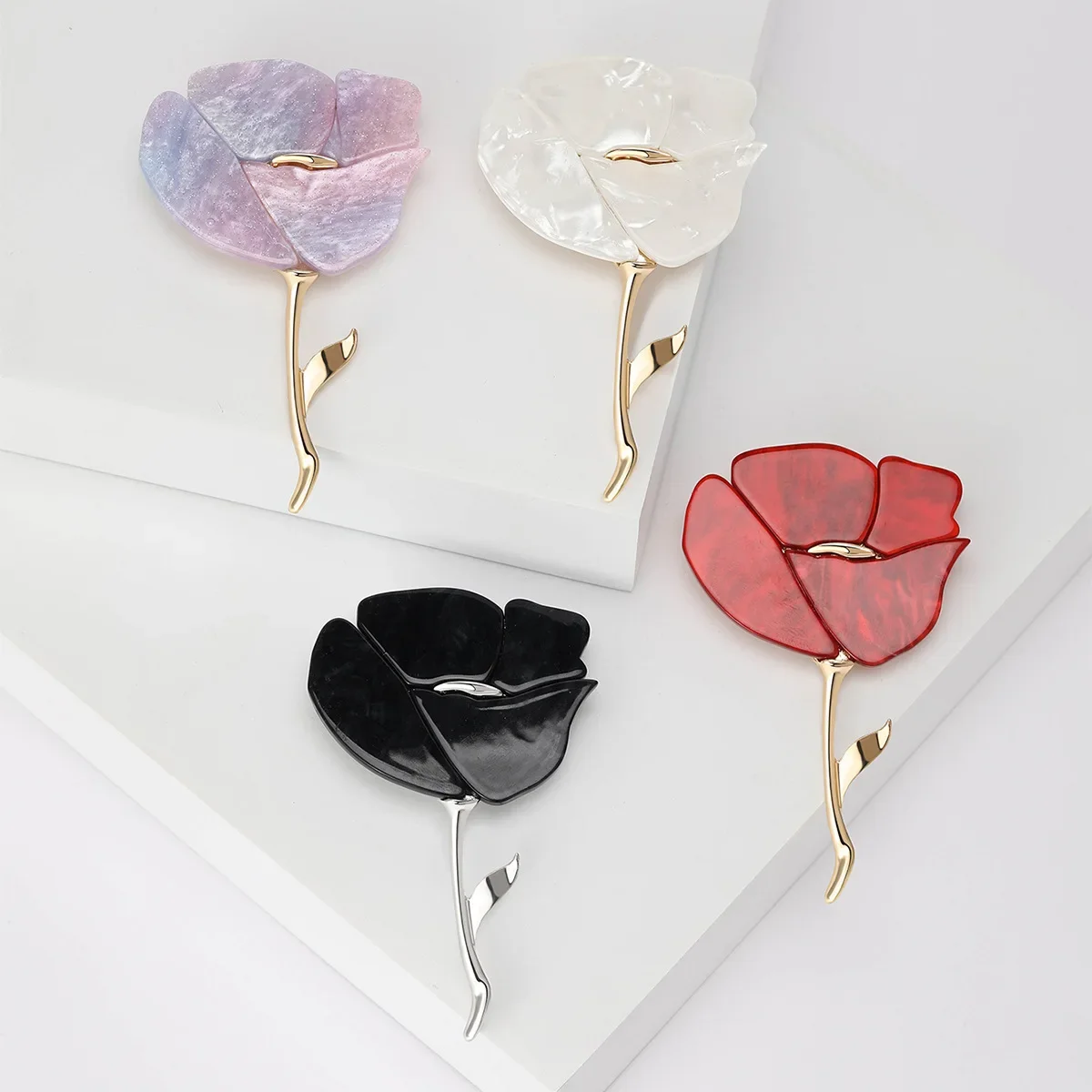 Женская акриловая брошь в виде розы