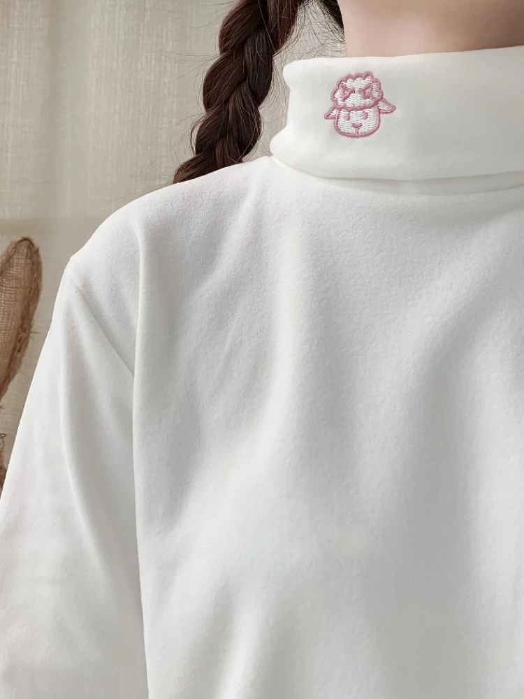 Пуловер женский зимний однотонный с вышивкой 2022