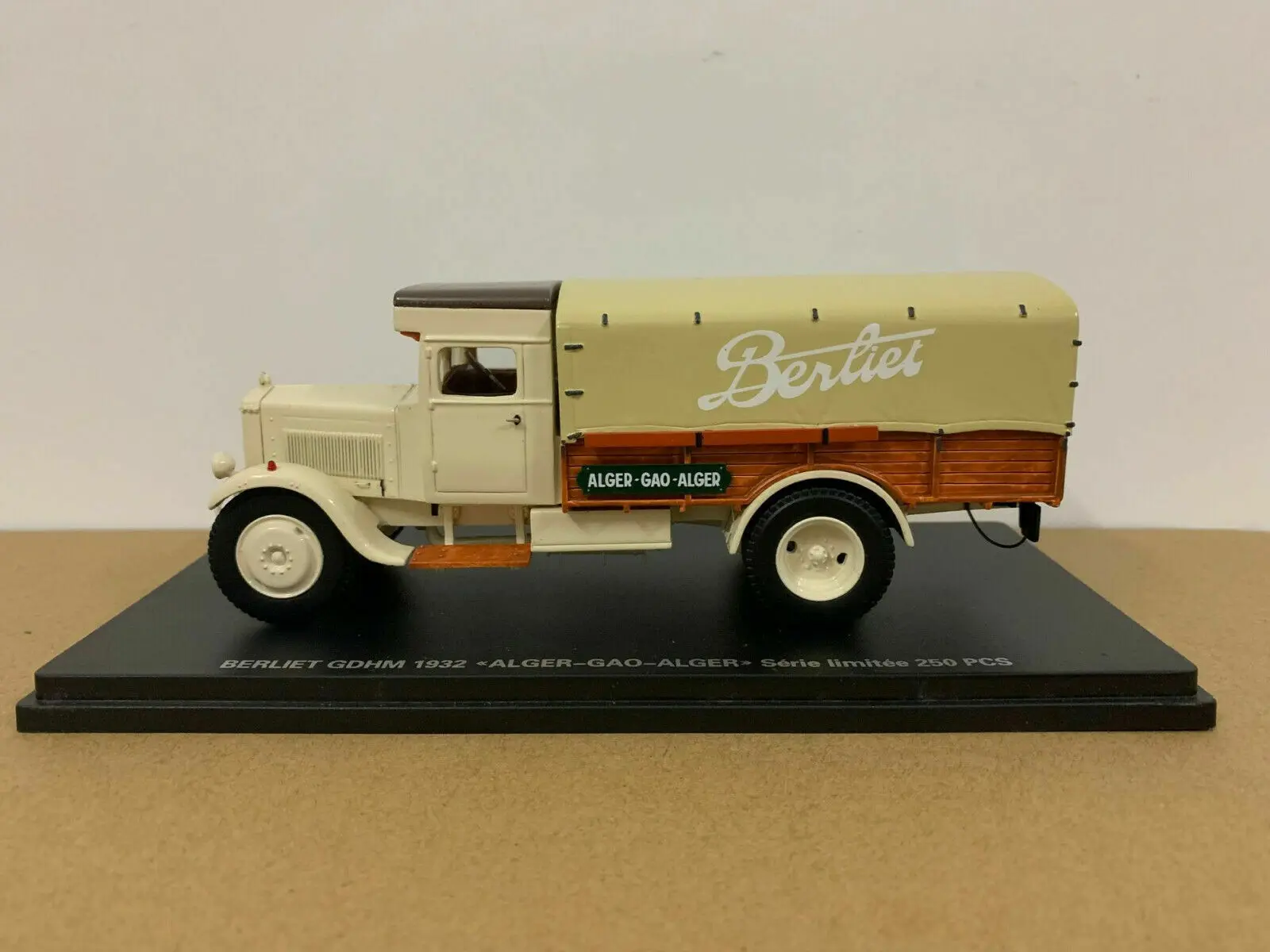 

Модель автомобиля из эпоксидной смолы 907 гдхм 1932 гр. по максимуму 1/43