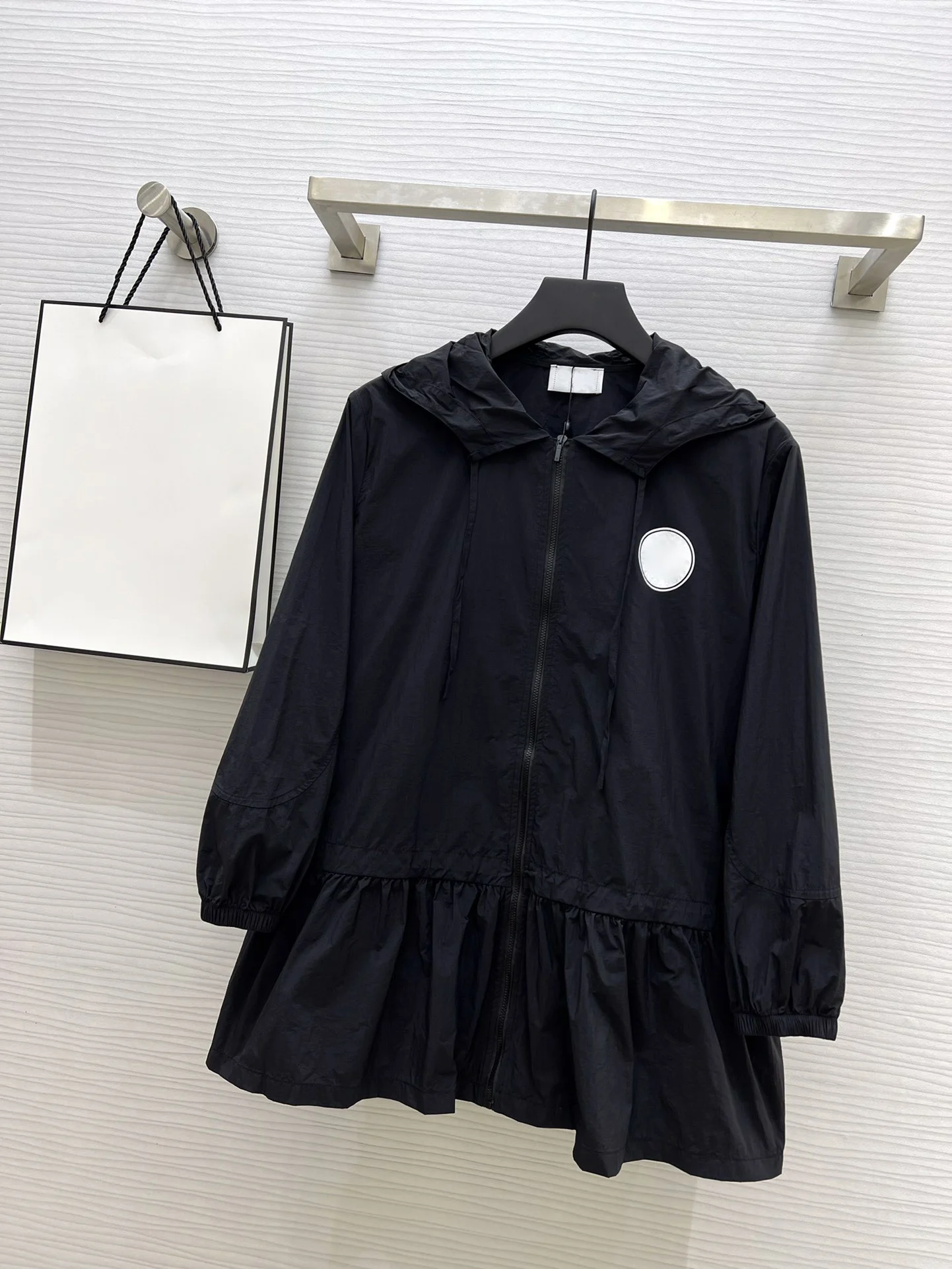 

Hooded zipper sunscreen coat hem can be drawn to adjust the design to reduce the age of the girl6.13