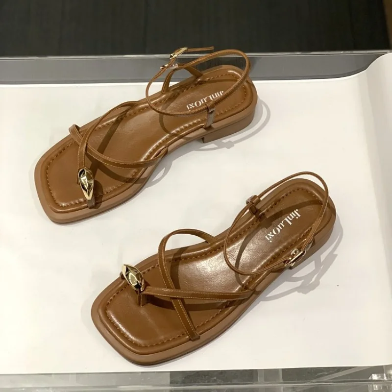 Сандалии женские на низком каблуке бежевые повседневные босоножки с пряжкой