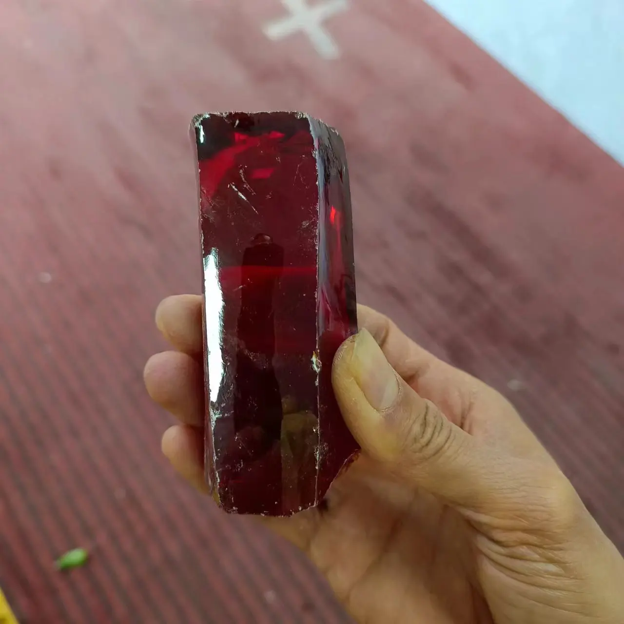 

Синтетический гранатовый камень темно-оранжевый