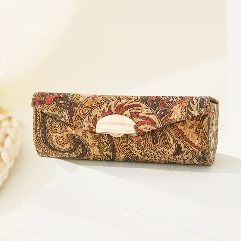 

Футляр для помады из пробки