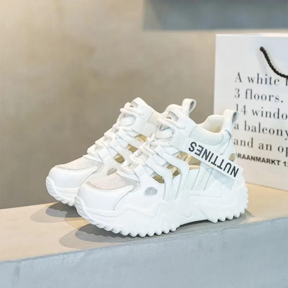 Женские летние дышащие кроссовки Белые Повседневные с вырезами новинка 2024