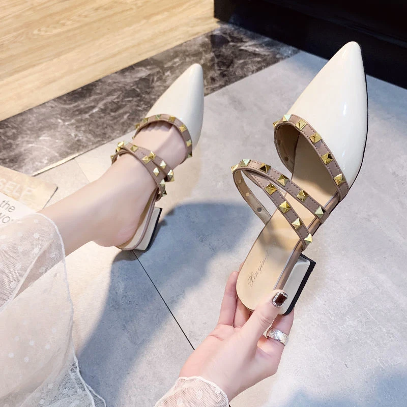 

Женские сандалии без застежек, босоножки на низком каблуке, с острым носком, с заклепками и ремешком на пятке, шлепанцы, большие размеры, 2022