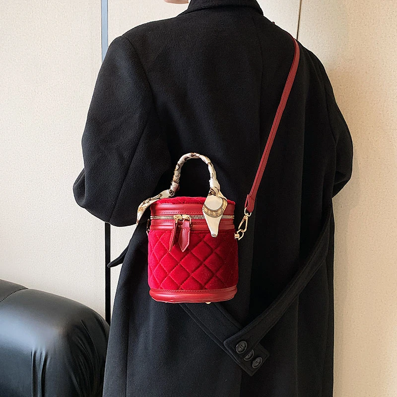 2023 Vintage Quilting Velvet Womens Crossbody Scarf Wrapped Chain Zipper Bucket Bag Banquet Party Small Clutch Lattice Handbags