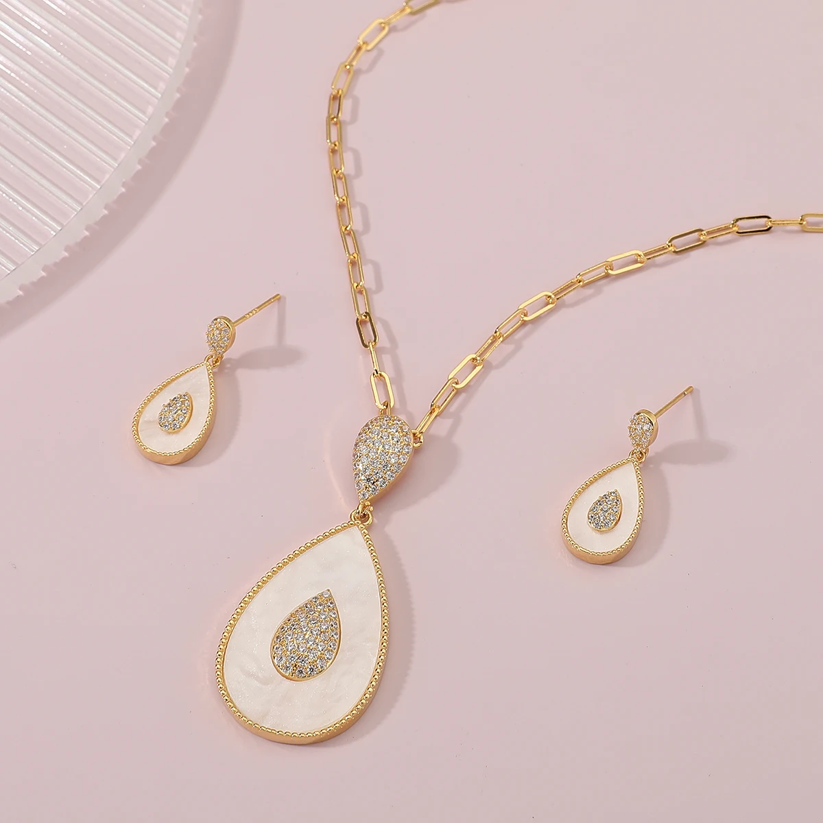 Комплект женских длинных украшений колье и серьги с подвеской в виде капли цвет