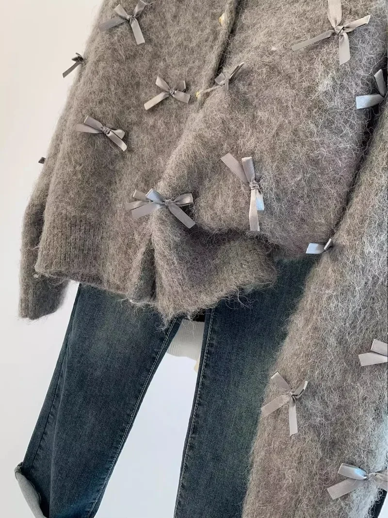 Серый вязаный свитер с бантом Осень-зима 2024 Женский темпераментный мягкий