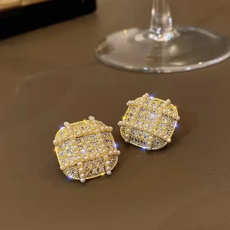 Геометрические клетчатые серьги с инкрустацией жемчугом и бриллиантами