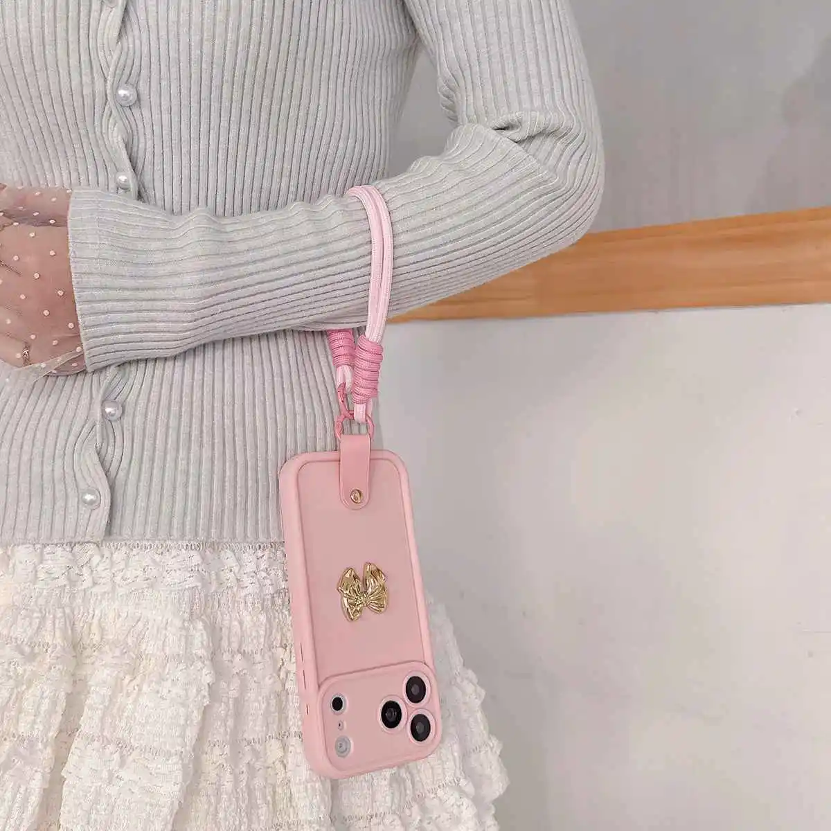 Мягкий чехол для телефона с 3D золотым бантом и ремешком для iPhone 17 16 15 14 13 12 11 Pro Max XS Max XR X Air 16E 6 6s 7 8 Plus SE 2 3 (art.: 3920d96f2fe7e) - 3920d96f2fe7e