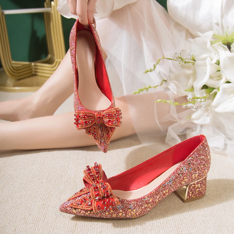 

Блестящие блестящие туфли на низком каблуке, свадебные туфли для женщин, новинка 2023, Красный Кристалл, галстук-бабочка, искусственные туфли с острым носком на толстом каблуке
