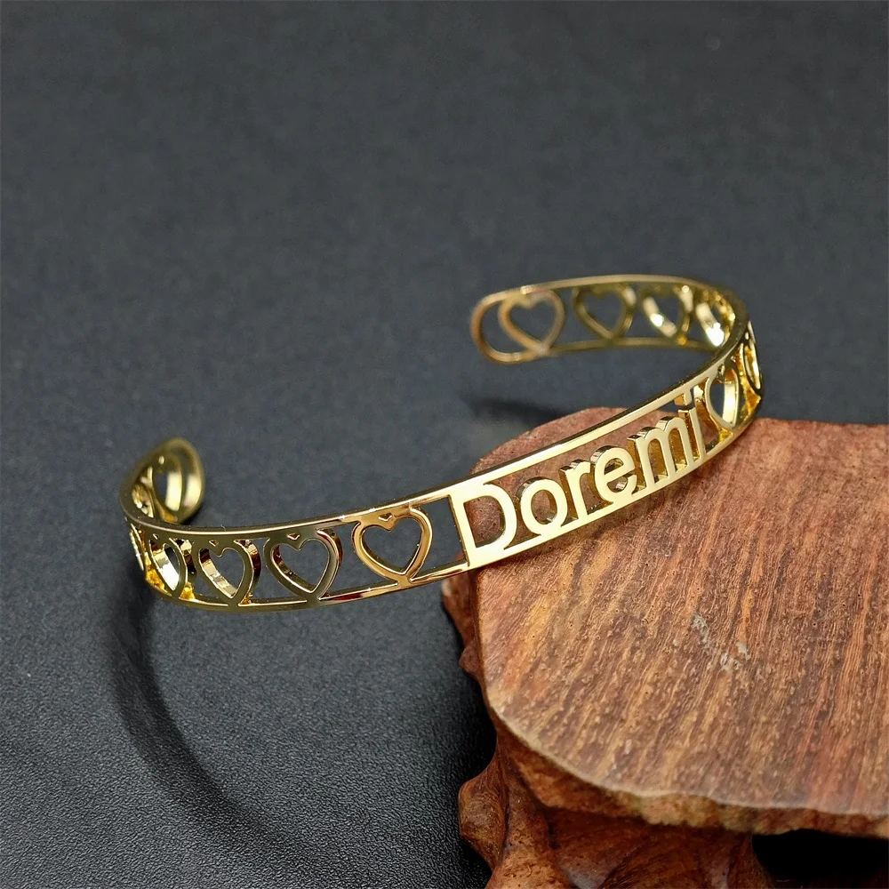 

2023 Personalized Hallow Heart Name Cuff Bangle Custom Gold Stainless Steel Open Bangle For Women Party Jewelry Gifts