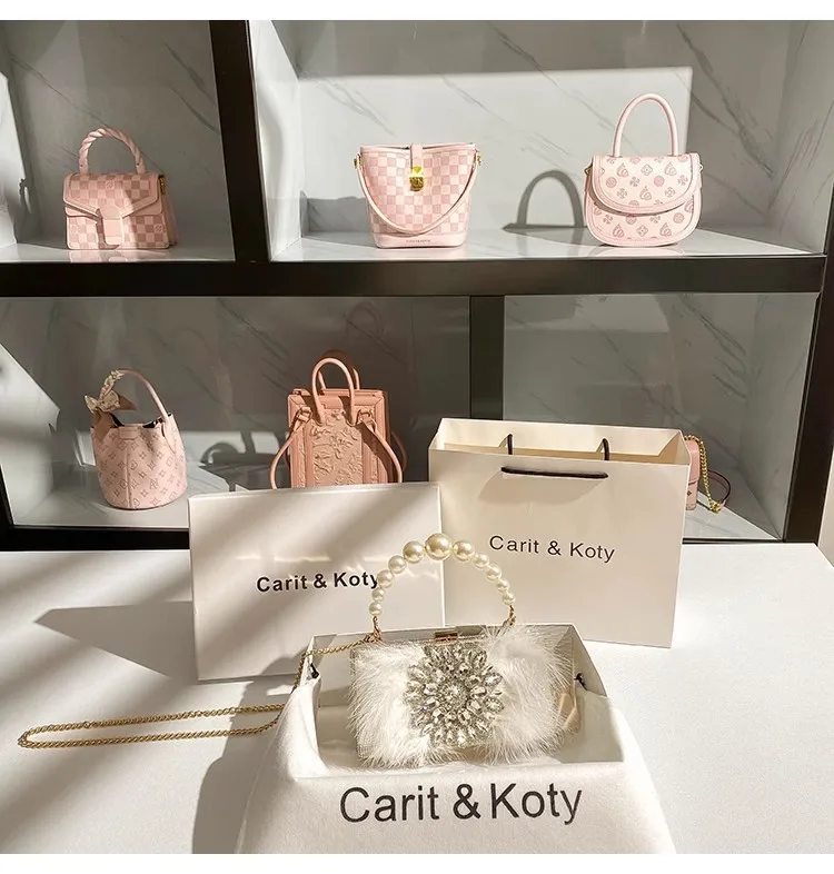 Женская сумочка с жемчужными бусинами и ручкой из страусиных волос блестящая