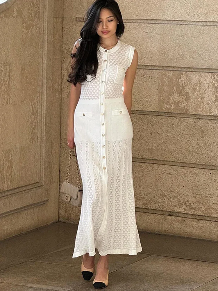 Женское трикотажное платье без рукавов однобортное с круглым вырезом на