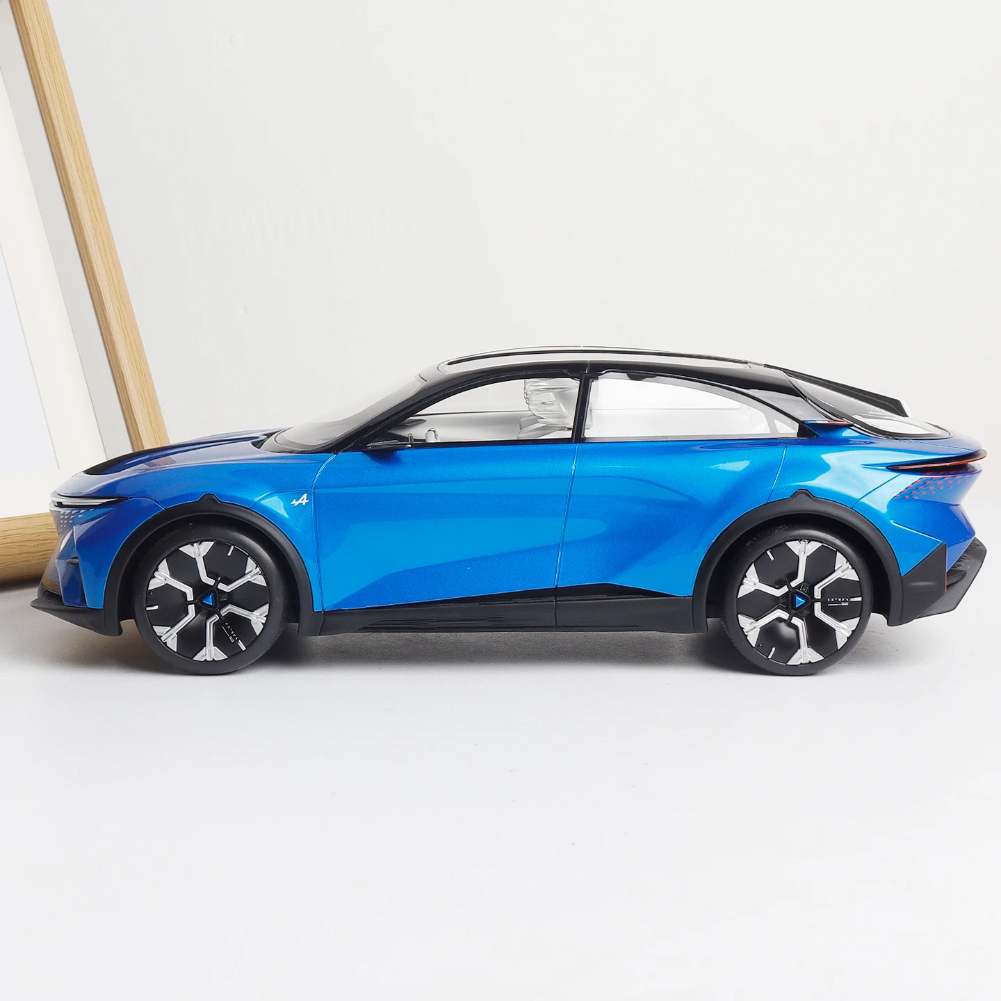 Фото Модели автомобилей Otto Mobile 1:18 Alpine A390 Β, цвет «Синий глянец», 2024, коллекционные миниатюрные машинки из смолы, лимитированная серия, игрушка для демонстрации №5