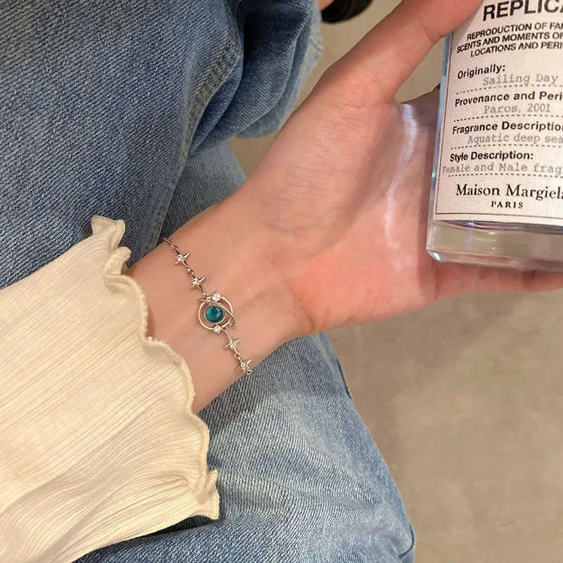 Женский браслет в виде планеты с голубым опалом и звездой