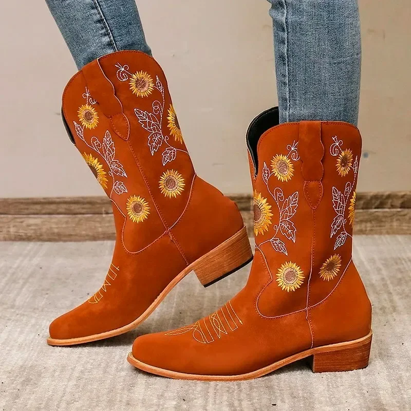 Женские ковбойские сапоги с вышивкой высокие без застежки на квадратном каблуке