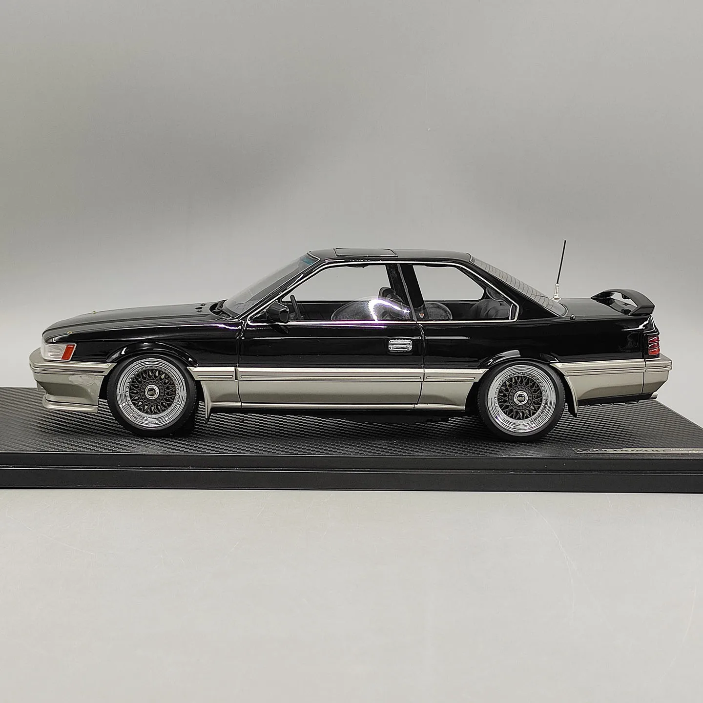 Фото Масштабная модель автомобиля IR 1:18 Leopard 3.0 Ultima F31, черная, из смолы №2