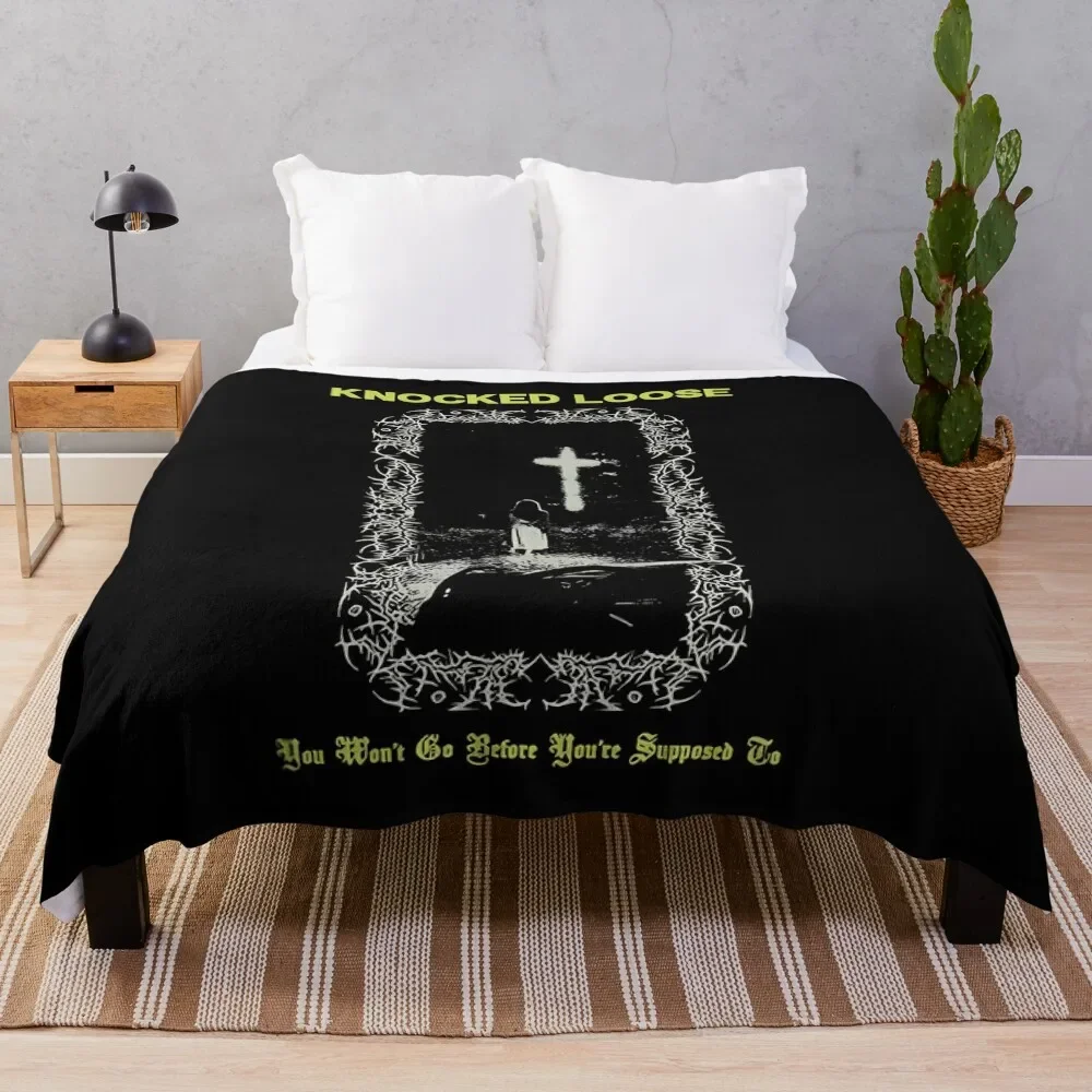 Красно-белый воздушный шар плавающий в воздухе над деревьями и горами пледы