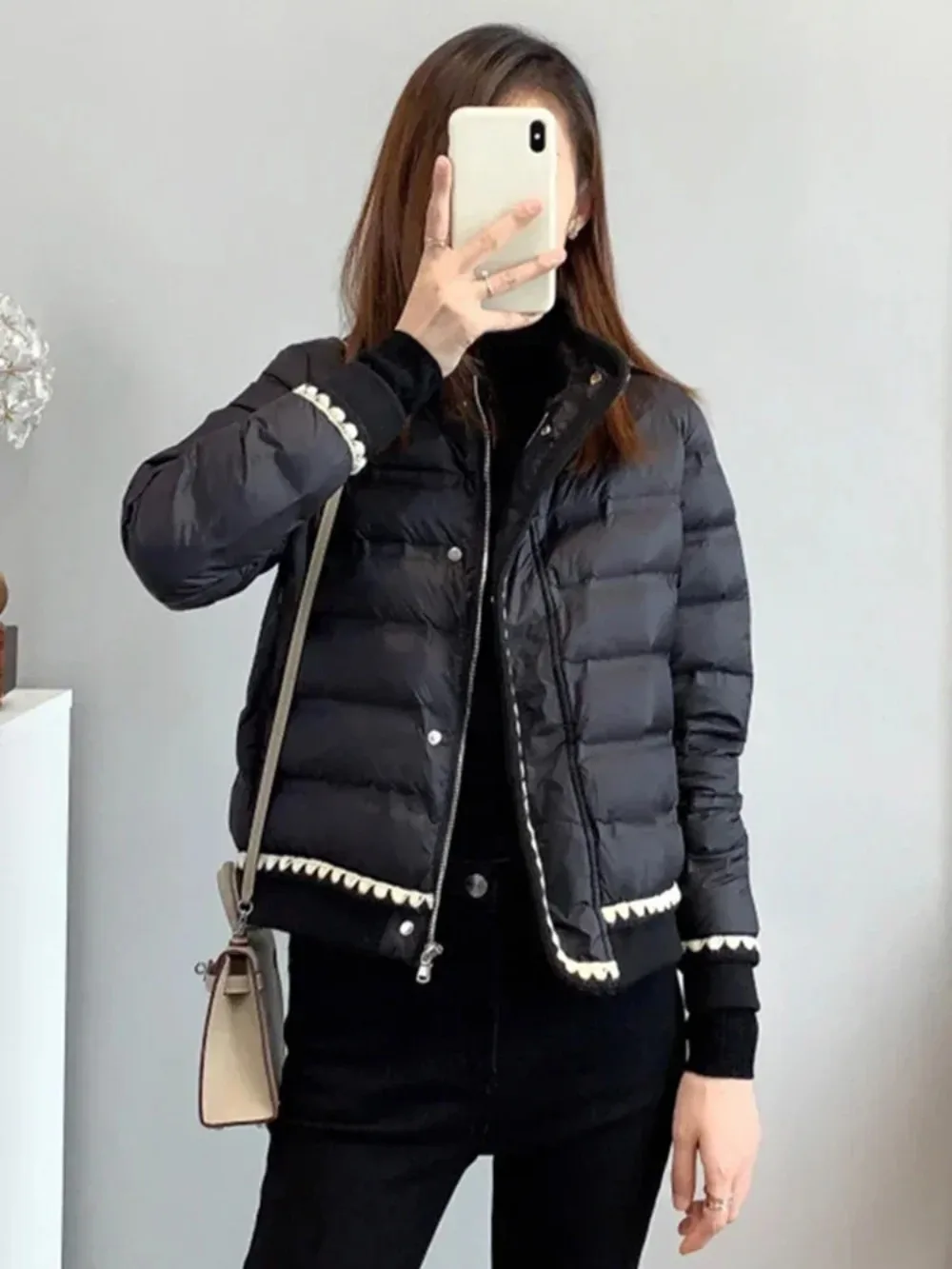 Пуховик женский зимний на белом утином пуху с воротником-стойкой и кружевом