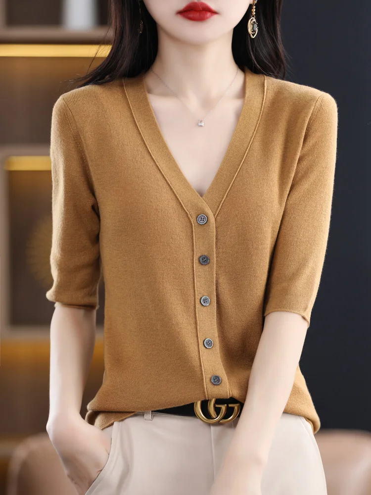 

Женский трикотажный свитер с коротким рукавом и V-образным вырезом