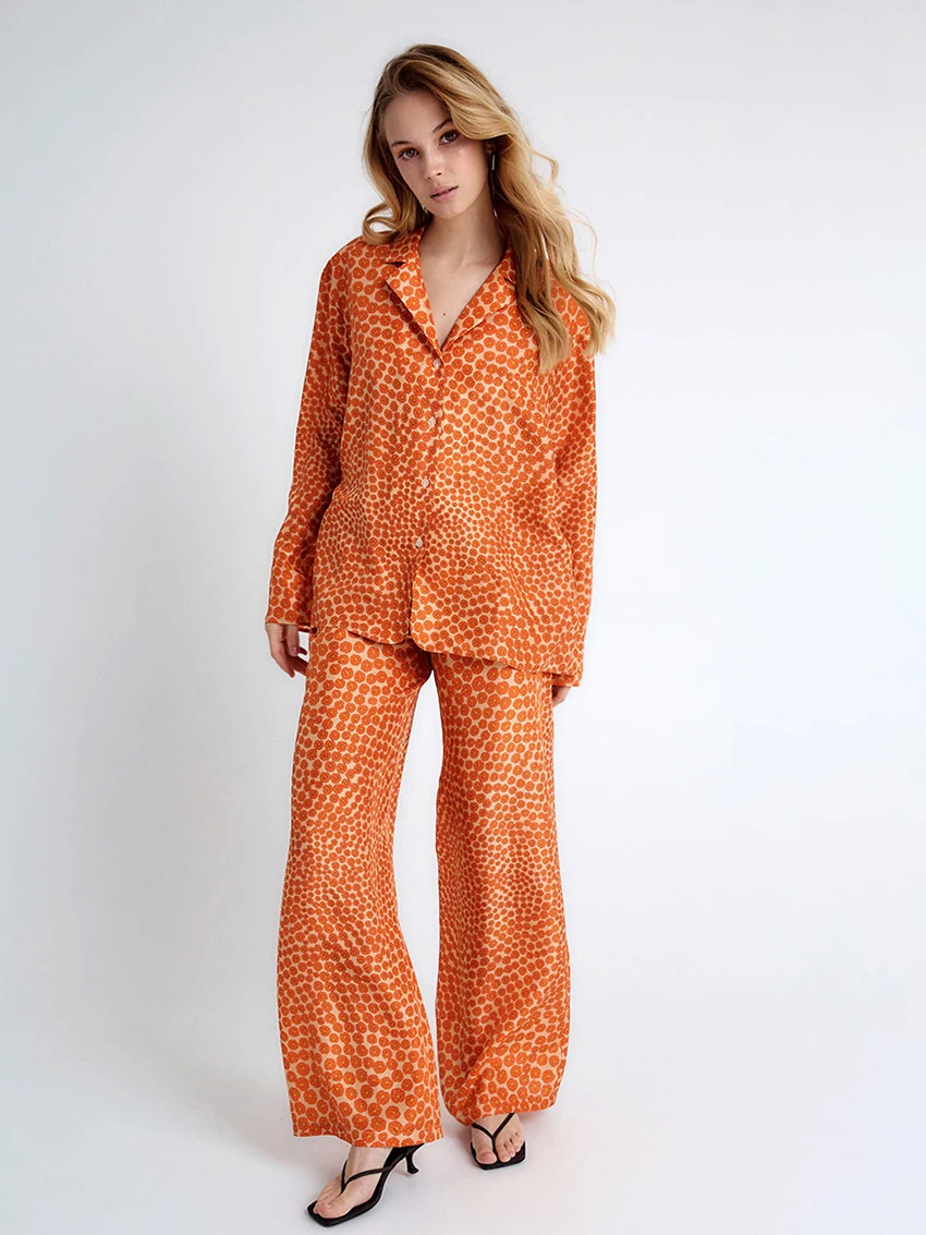 

Женская ночная рубашка с длинным рукавом и отложным воротником