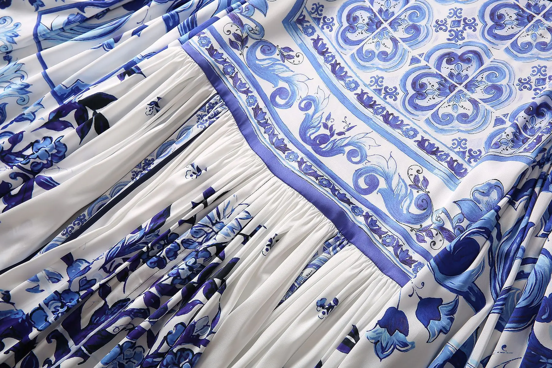 Шифоновое платье-макси с расклешенным рукавом принтом