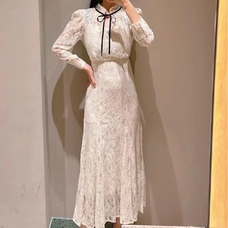 

Женское белое кружевное платье с рукавами-фонариками