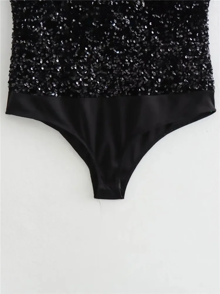 Женское боди с открытыми плечами и блестками