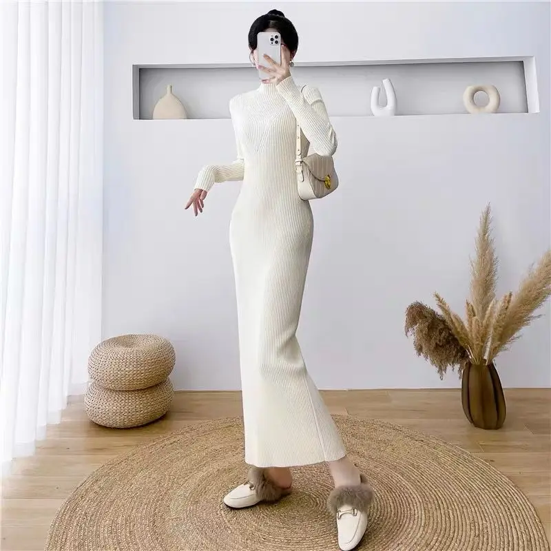 Женское трикотажное платье-макси с длинным рукавом и воротником-стойкой