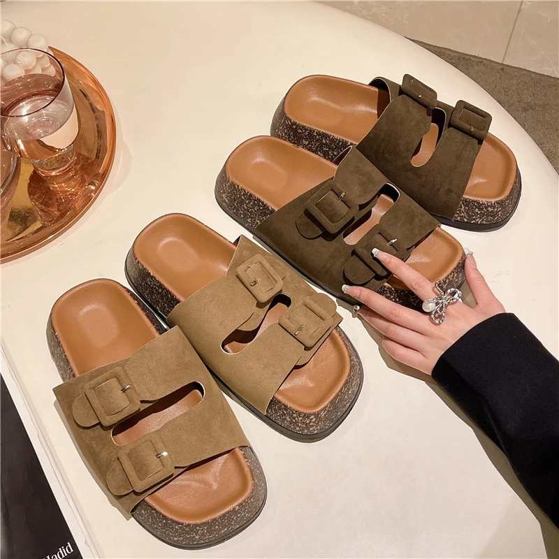 

Женские шлепанцы 2022, летние шлепанцы на низкой платформе, роскошные шлепанцы, новинка, модные домашние тапочки из мягкой искусственной кожи...