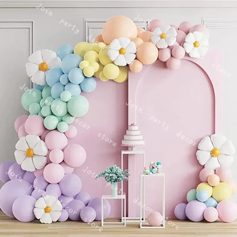 

Набор разноцветных воздушных шаров с радужной тематикой