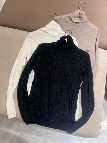 Ультратонкий и ультрамягкий базовый свитер с высокой горловиной из блестящей шелковой шерсти с длинными рукавами