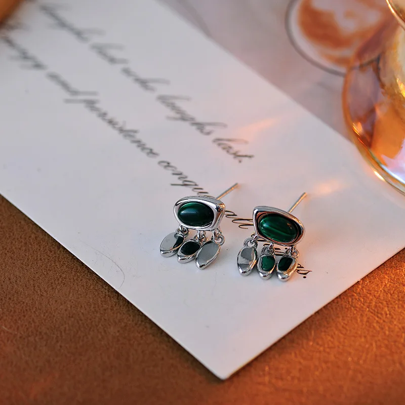 Маленькие легкие роскошные серьги-гвоздики из малахита с драгоценным камнем