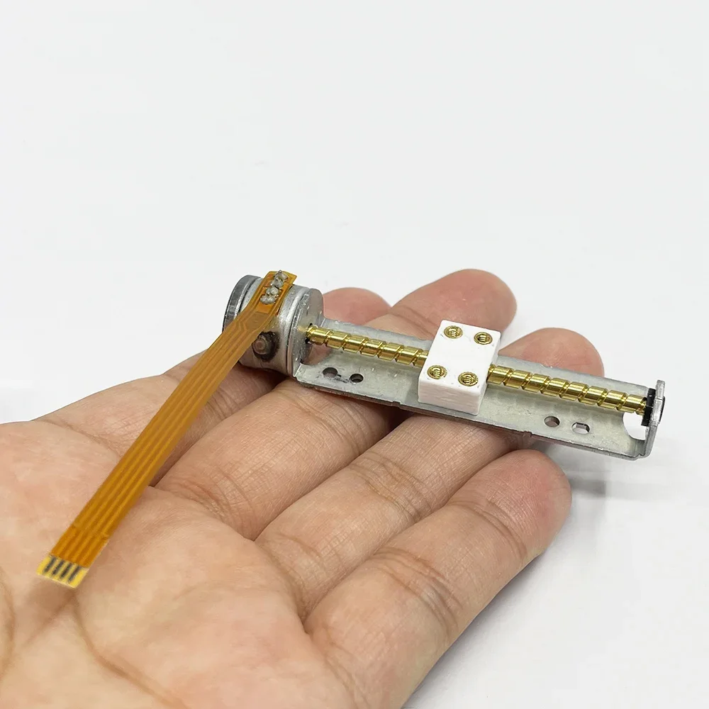 

Линейный шаговый двигатель Micro 15 мм постоянного тока 5 В 6 В 2-фазный 4-проводной шаговый двигатель с подвижным стержнем, гайка хода 45 мм для лазерного 3D-принтера xyz